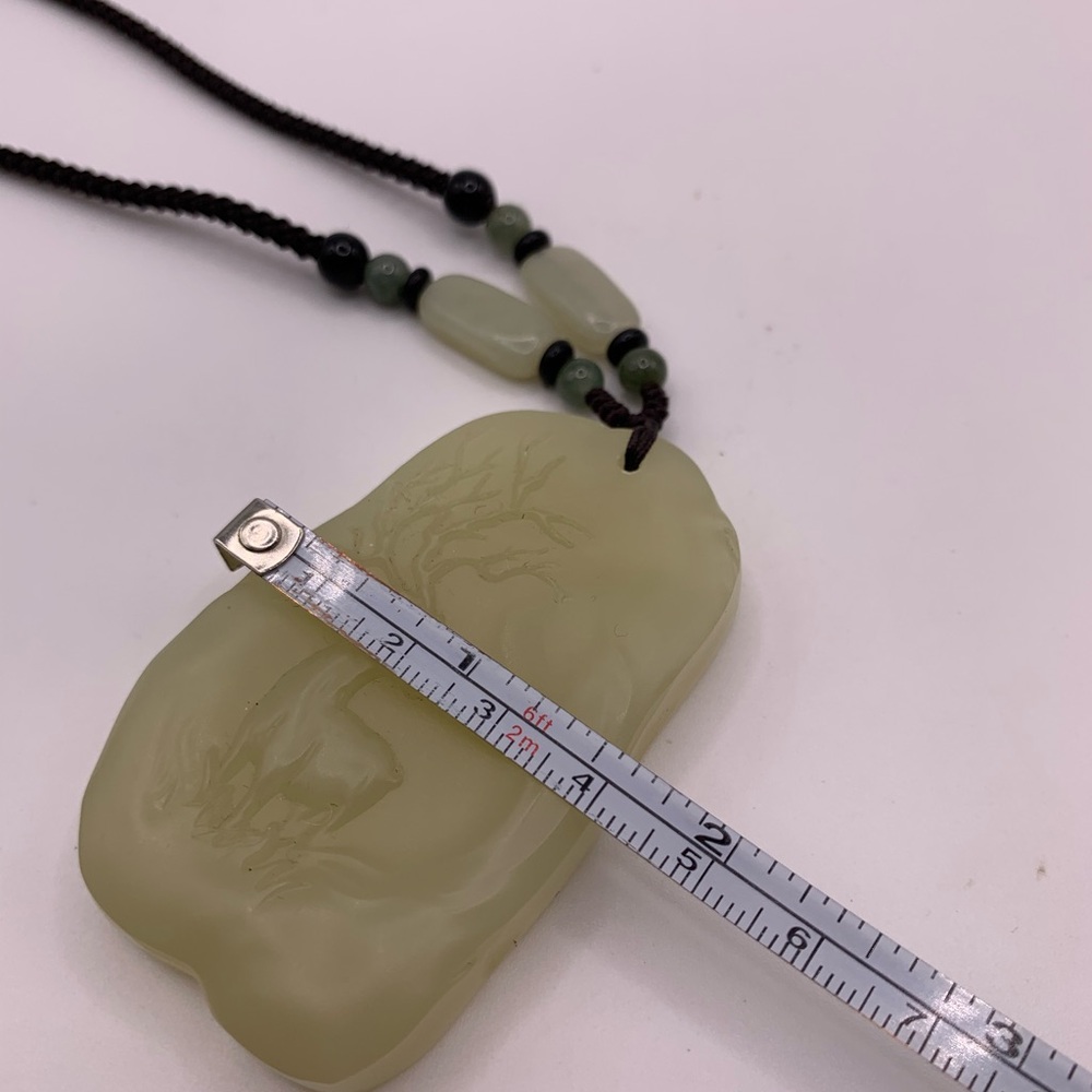 Gorgeous Hetian Jade necklace with carved deer detailing - Picture 5 of 7